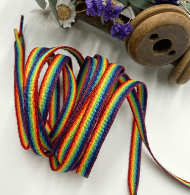 Trouver à Paris une paire de lacets fantaisie Atelier de Tressage - Made By Bobine - lacets multicolore - lacet LGBTQIA+ - lacet gay prid - lacet arc en ciel -